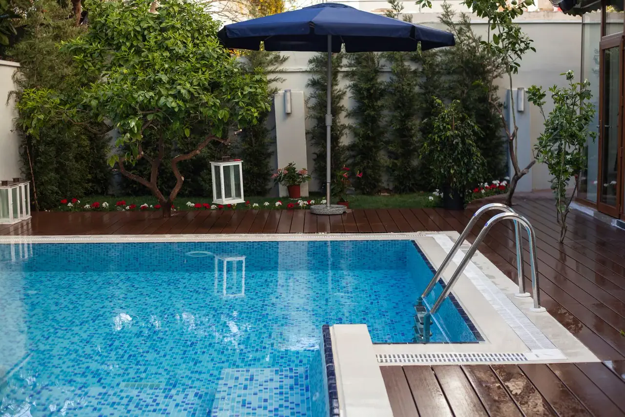 Google Ads para Empresa de Piscinas na Zona Leste de São Paulo: Por Que Anunciar Regional Custa Menos